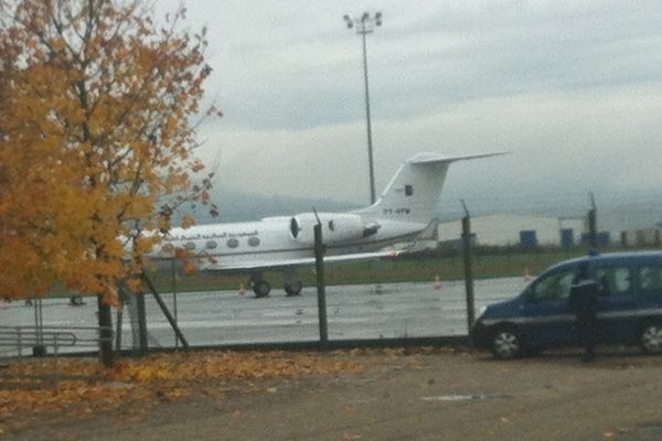 L'avion du président Bouteflika à l'aéroport Grenoble-Isère, juste avant son retour en Algérie. 15/11/2014