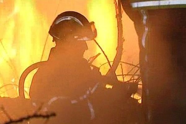  les pompiers luttent contre le feu