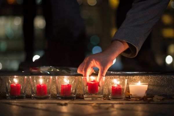 Devant l'ambassade de France à Berlin, vendredi 13 novembre.