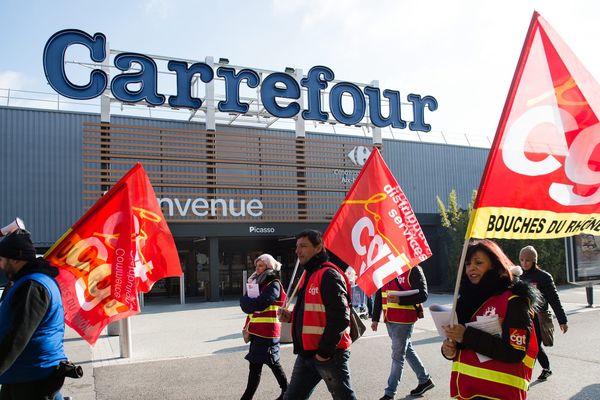 (Image d'illustration) Manifestation des salariés de Carrefour, membres de la CGT, a l'interieur et aux abords du Carrefour de La Pioline. Les Milles, France, le 08 Février 2017.