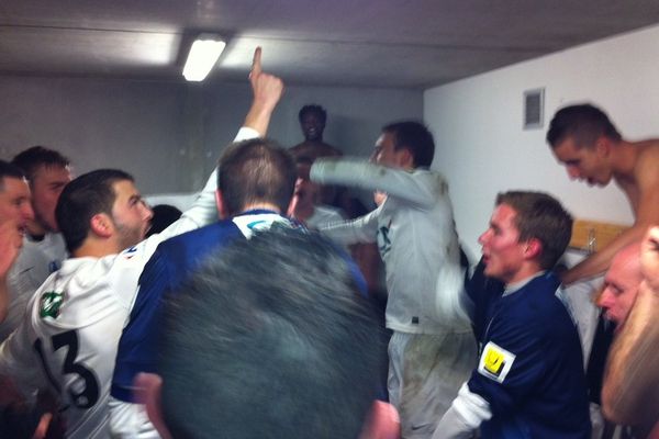 La joie des joueurs de Saint-Amand-les-Eaux dans le vestiaire après le match face au Havre. 