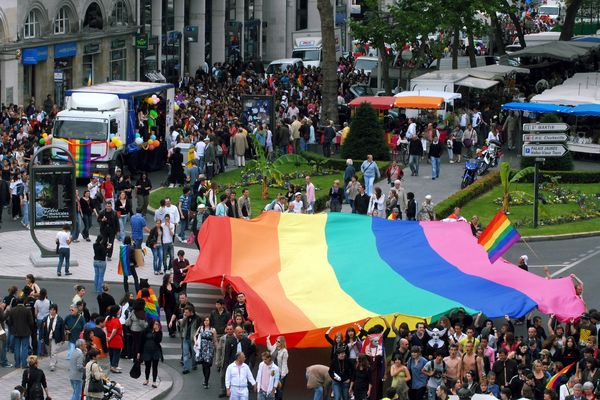 Le cortège de la marche des fiertés débutera sa déambulation dans la ville à partir de 15 heures ce samedi 19 juin depuis l'esplanade du château de Tours.