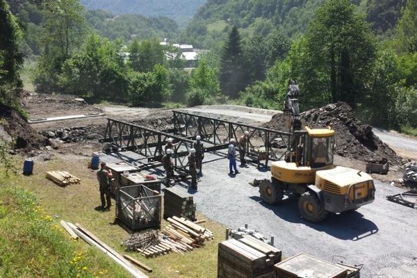 Les militaires du 17e régiment de génie parachutiste de Montauban ont commencé le montage du pont provisoire, à Cauterets.