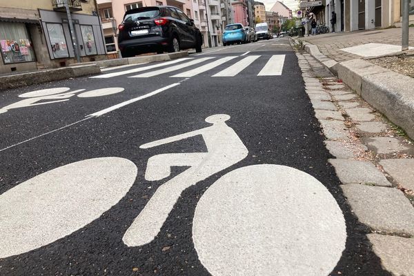 La piste cyclable bidirectionnelle aménagée route du polygone est perfectible à bien des égards. La cohabitation ici avec des places de stationnement peut s'avérer dangereuse quand un véhicule entreprend un créneau par exemple