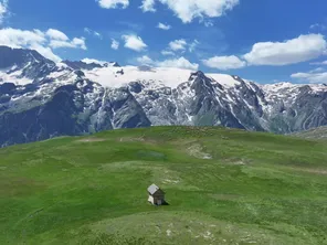 Le plateau d'Emparis, situé en Isère, offre une vue imprenable sur le massif des Écrins.