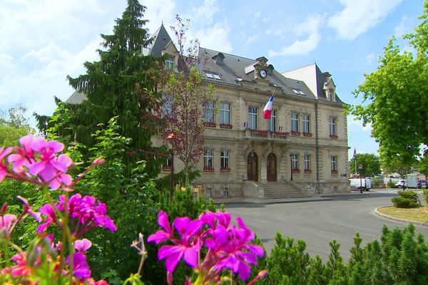 Le maire sortant de Creil, qui brigue un troisième mandat, affrontera deux candidats au second tour des élections municipales. 