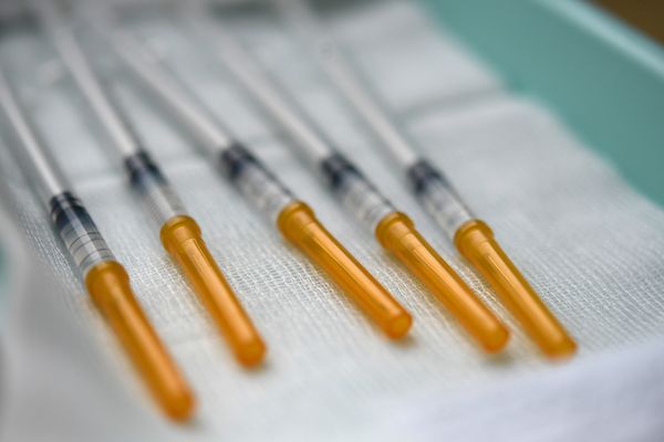 Photo d'illustration. Des doses de vaccin contre le coronavirus préparées dans un centre de vaccination. 