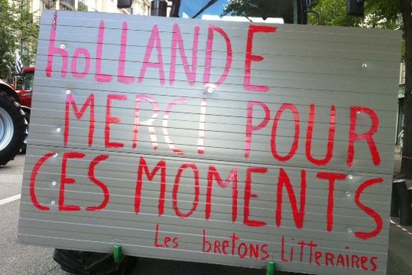 Les slogans ont fleuri divers et variés, sur les tracteurs à Paris