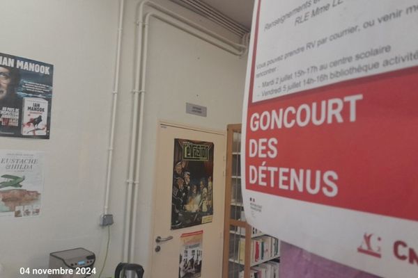 L'affiche du Goncourt des détenus à l'entrée de la bibliothèque de la maison centrale de Poissy.