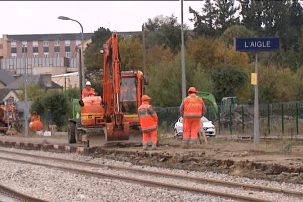 En plus des travaux de remise aux normes des voies, à l'Aigle les équipes de la SNCF rendent accessibles les quais aux personnes à mobilité réduite