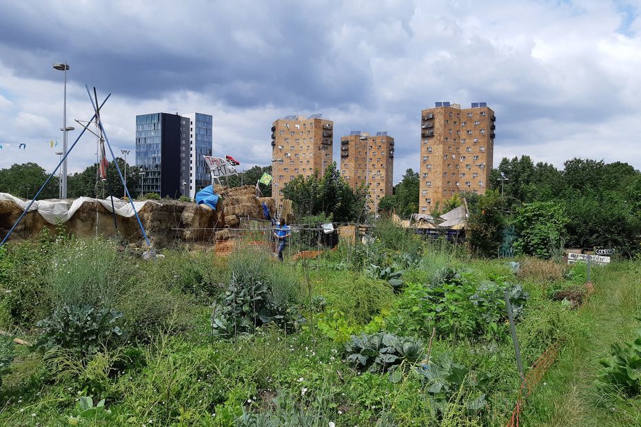 Environmental activists who occupied allotments in Aubervilliers evacuated