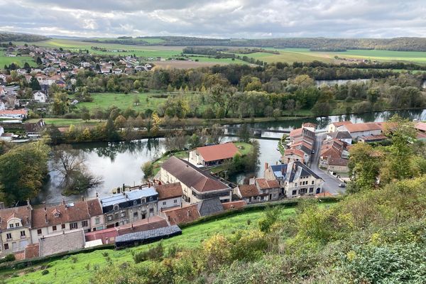 La centrale hydroélectrique de Dun-sur-Meuse permet à la commune de consommer sa propre énergie à moindre coût.