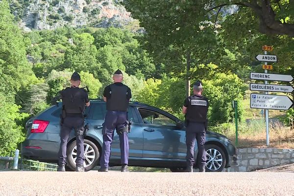 Les gendarmes cherchent encore l'homme en fuite dans le secteur de Gréolières.