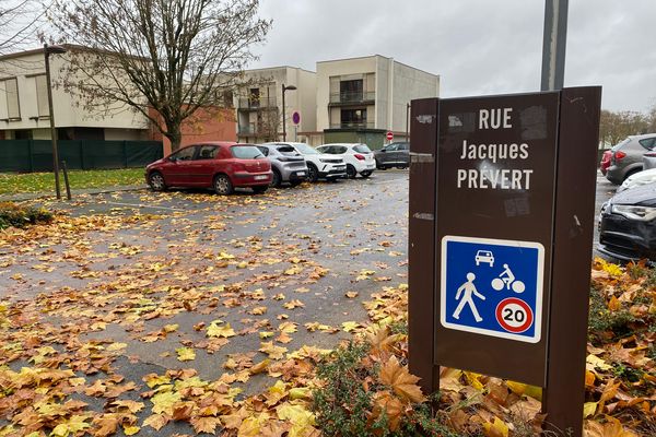 C'est sur ce parking situé à l'entrée de la rue Jacques Prévert à Châlons-en-Champagne que les faits se seraient produits dimanche 17 octobre 2024.