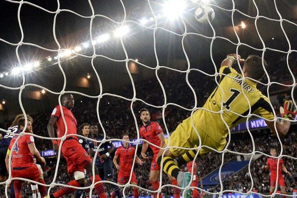 Clément Maury, gardien du GFC Ajaccio, arrête un tir du Paris Saint-Germain