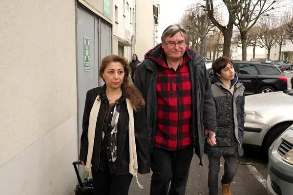 Neslihan, Reynald et Rémy Beaufort, ce 26 mars 2024 sur le chemin de l'école.