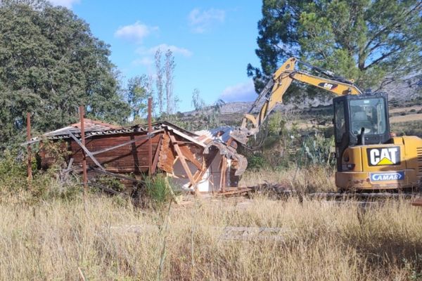 Espira-de-l’Agly (Pyrénées-Orientales) - démolition d’une construction illégale sur un terrain agricole - septembre 2024.