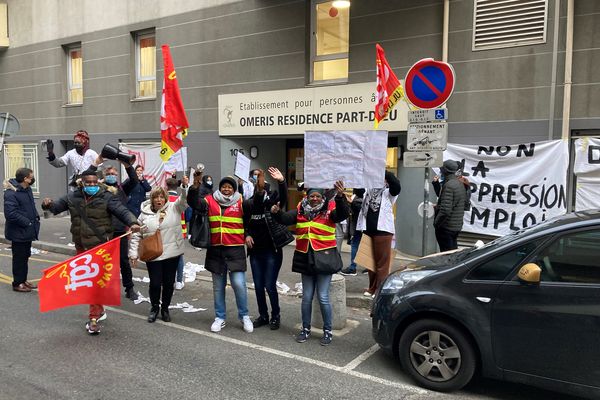 Manifestation devant EHPAD Omeris de la Part-Dieu à Lyon