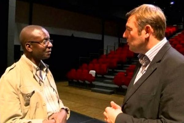 Pie Tshibanda, le fou noir au pays des blancs, avec Jacques Perrotte au Forum de Falaise le 8 octobre 2013.