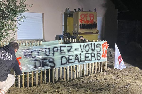 Comparés à des "dealeurs" : les agriculteurs de Lozère ont déposé du fumier devant l'OFB de Mende.