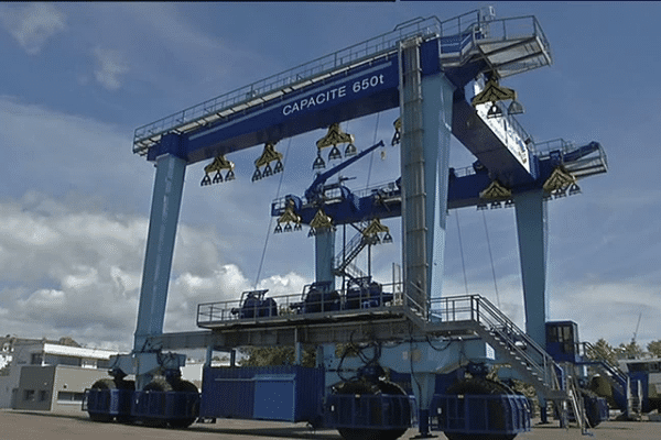 À Lorient, l'élévateur peut prendre en charge des bateaux jusqu'à 650 tonnes