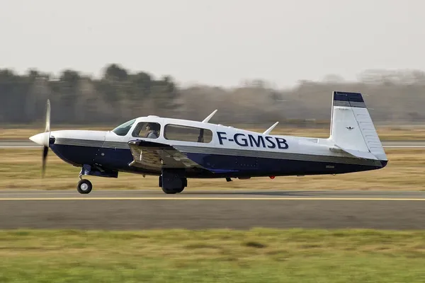 Atterrissage mouvementé pour un avion Mooney similaire à celui-ci sur la piste de l'aéroport de Brive.