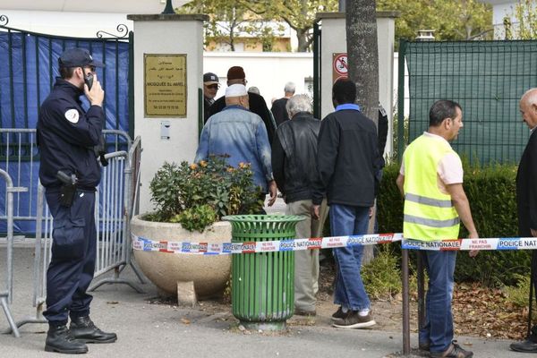 Un homme en voiture a foncé volontairement samedi 21 septembre sur l'entrée de la Grande Mosquée de Colmar (Haut-Rhin), sans faire de blessés. 