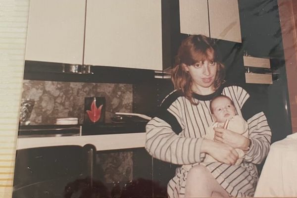 Fin 1984, Catherine tient dans ses bras Sarah, son bébé.