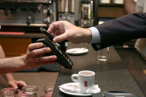 la technologie NFC (« Near Field Communication » ou communication en champ proche) est développé sur les cartes bancaires et sur les portables