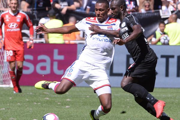 Les joueurs ont déploré des conditions de jeu très difficiles avec de nombreuses mottes de terre lors du 1er match de ligue 1 Lyon Amiens 