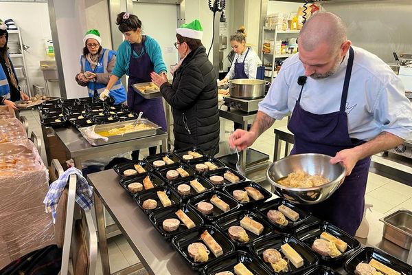 Le chef étoilé Julien Diaz prépare 250 repas de fête pour les étudiants bénéficiaires du Secours populaire.