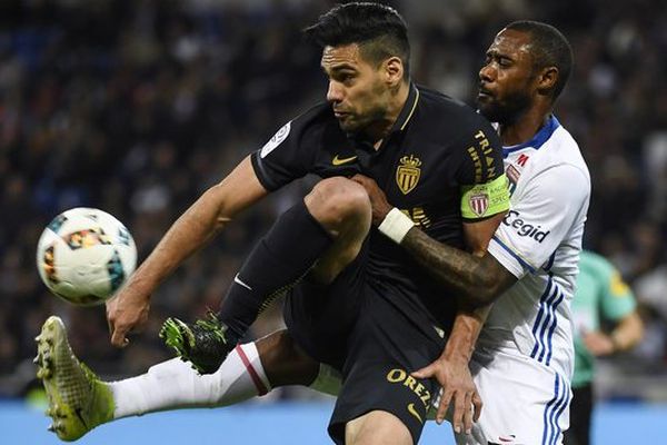 Le défenseur lyonnais Nicolas Nkoulou et Ramadel Falcao