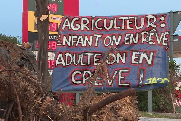 Une centaine d'agriculteurs se sont mobilisés ce mercredi 16 février au matin. Ils ont bloqué la station service d'un supermarché de Nîmes.