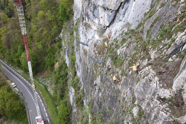 Des cordistes ont travaillé depuis de nombreux mois pour la réouverture de la RD 1006 et du tunnel des Echelle, en Savoie.