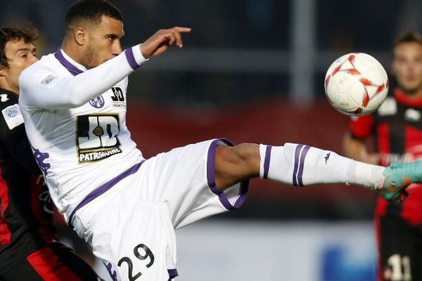 Dario Cvitanich de 'l'OGC Nice aux prises avec le défenseur toulousain Pavle Ninkov 