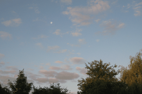 La lune et le soleil se croisent, il est 6H ce matin en Nord Pas-de-Calais