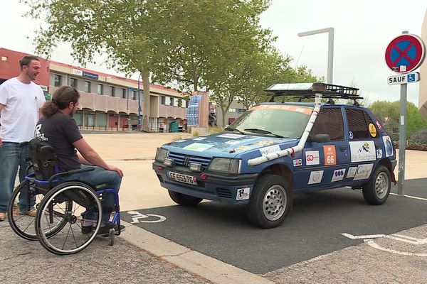 Grâce à l'atelier,  Alexandre Chevalier est parti faire un raid au Maroc, avec une voiture de rallye adaptée à son handicap. Dimanche 7 avril 2024.