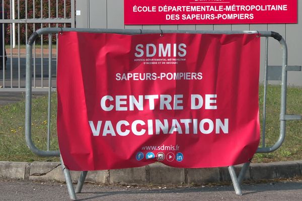 Les pompiers participent aux opérations de vaccination anti-covid dans l'agglomération lyonnaise. Ici à Saint-Priest, au centre de formation des pompiers du SDMIS (17/4/21)