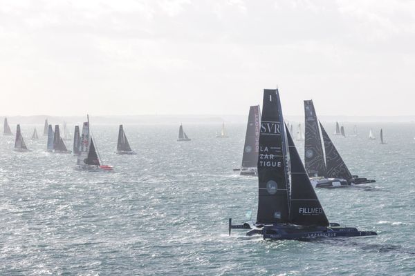 Départ de la Route du Rhum 2022. Charles Caudrelier sur Gitana vire en tête devant Gabart et Le Cléac'h devant le public du Cap Fréhel