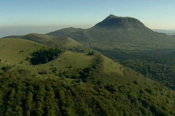 Culminant à 1 465m d'altitude, le Puy de Dôme offre un belvédère unique sur les 80 volcans que compte la Chaîne des Puys.