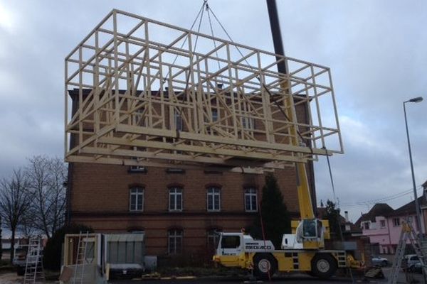 La structure en bois a été montée à 17 mètres de haut, au sommet de cet édifice.