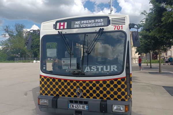 Le bus restauré par l'Association de sauvegarde des transports urbains de Reims (Astur), reconnaissable de loin grâce à sa livrée à damiers jaunes et noirs.