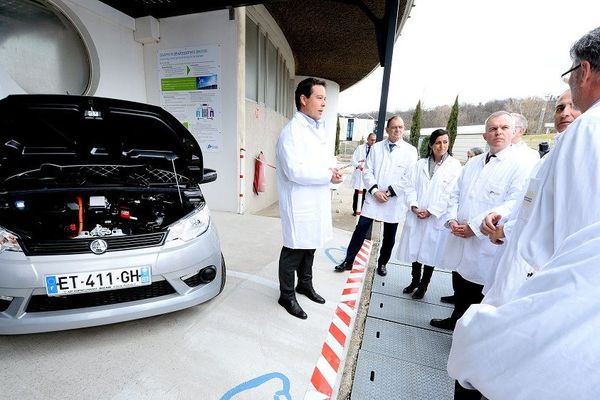 Solaize (Métropole de Lyon) : François de Rugy en visite sur le site de l'IFP Energies Nouvelles. Le ministre avec les responsables de l' IFP devant la voiture Aixam à motorisation électrique conçu par les chercheurs.