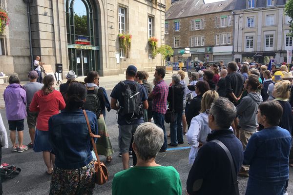 Chaque dimanche, les opposants au pass sanitaire se rassemblent pour échanger sur le parvis de la mairie d'Avranches