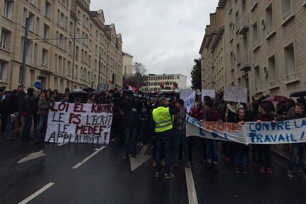 La manifestation contre le projet de loi Travail ce mercredi rue du gaillon à Caen.