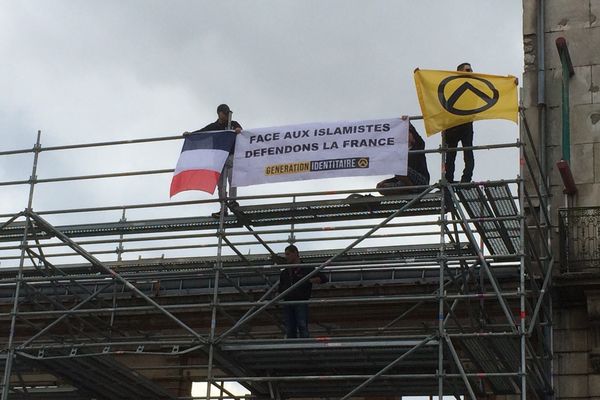 Les militants sont montés sur un échafaudage boulevard Alexandre Martin pour déployer leur banderole.