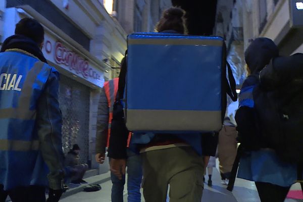 Les bénévoles de l'Association Humanitaire de Montpellier sillonnent les rues de Montpellier pour venir en aide aux personnes sans-abris. Des points de distributions de nourriture sont organisés chaque soir.