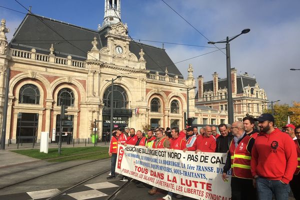 Passage du cortège devant la gare de Valenciennes, après 10h00 ce 18 octobre 2022