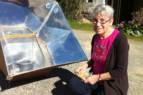  Jeannette Chiron, lauréatte du Prix Terre de Femmes 2014, pour son action en faveur des femmes et de l'environnement devant un cuiseur solaire