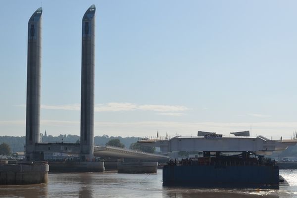 Mise en place de la dernière pièce du pont Chaban Delmas